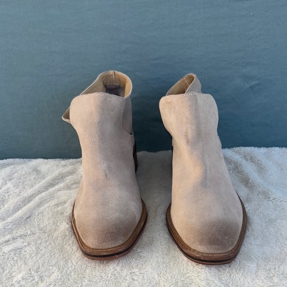 NWOT Diba True Tan Chelsea Ankle Boots with Elastic Panels Size 10 - Picture 1 of 7